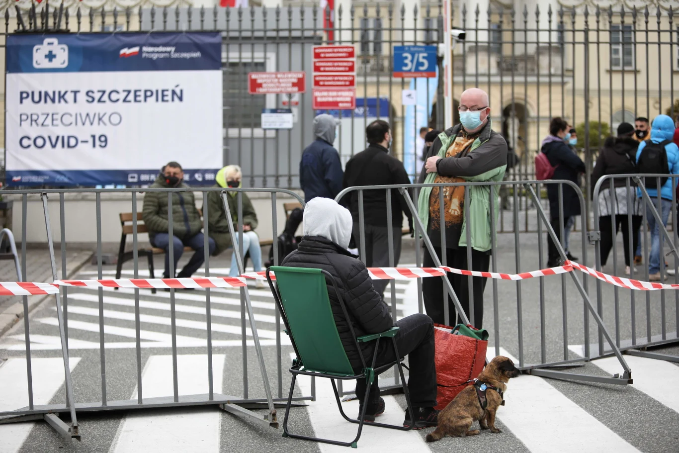 Kolejka pod bramą urzędu wojewódzkiego na placu Bankowym w stolicy zaczęła się tworzyć w już ok. godziny 3 w nocy. Ludzie przyszli z kocami, śpiworami, niektórzy mieli z sobą składane krzesełka, a nawet leżaki.