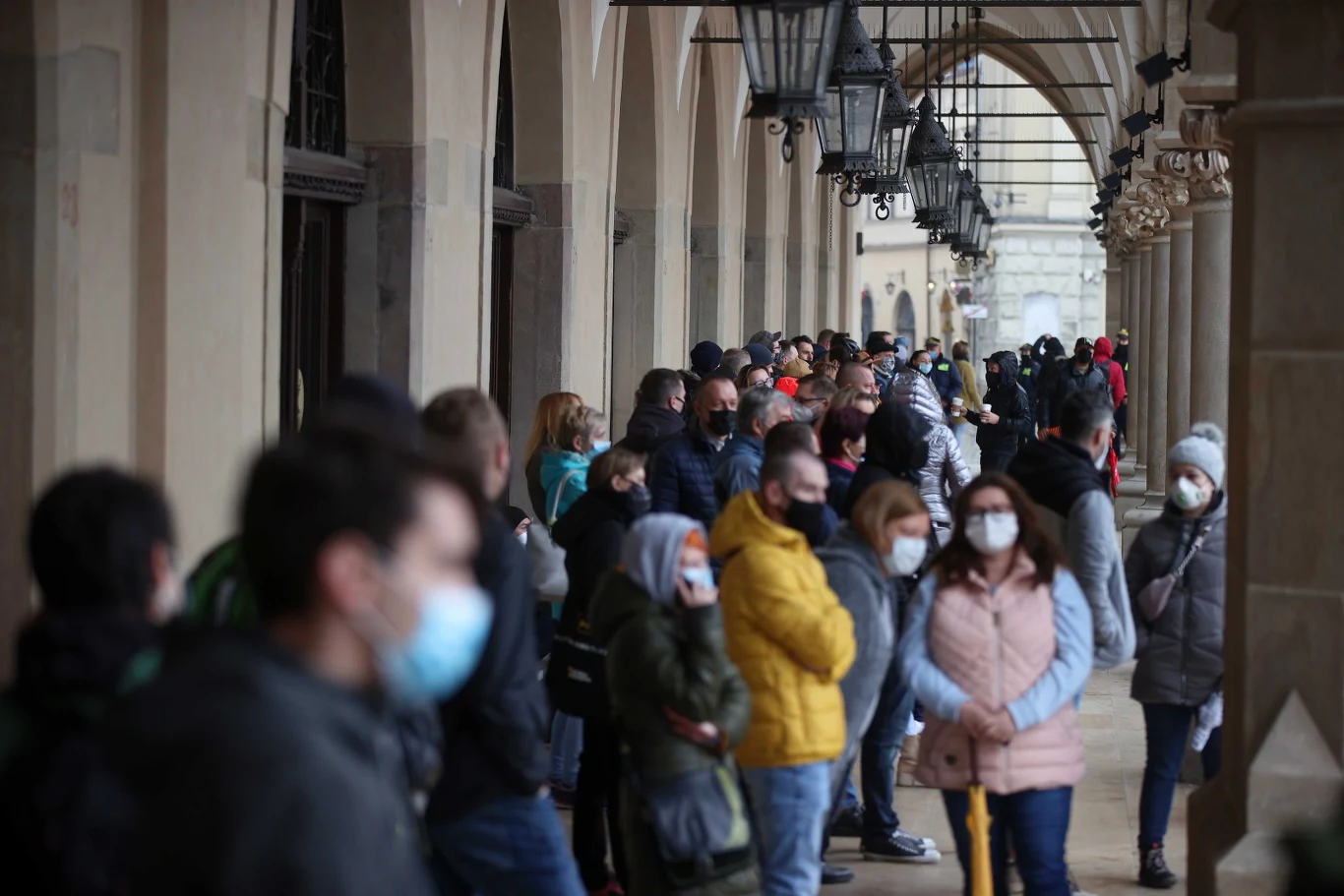 Podobnie sytuacja wyglądała w Krakowie. Pierwsi zainteresowani szczepieniem przyszli na Rynek już o 5.00 rano. 