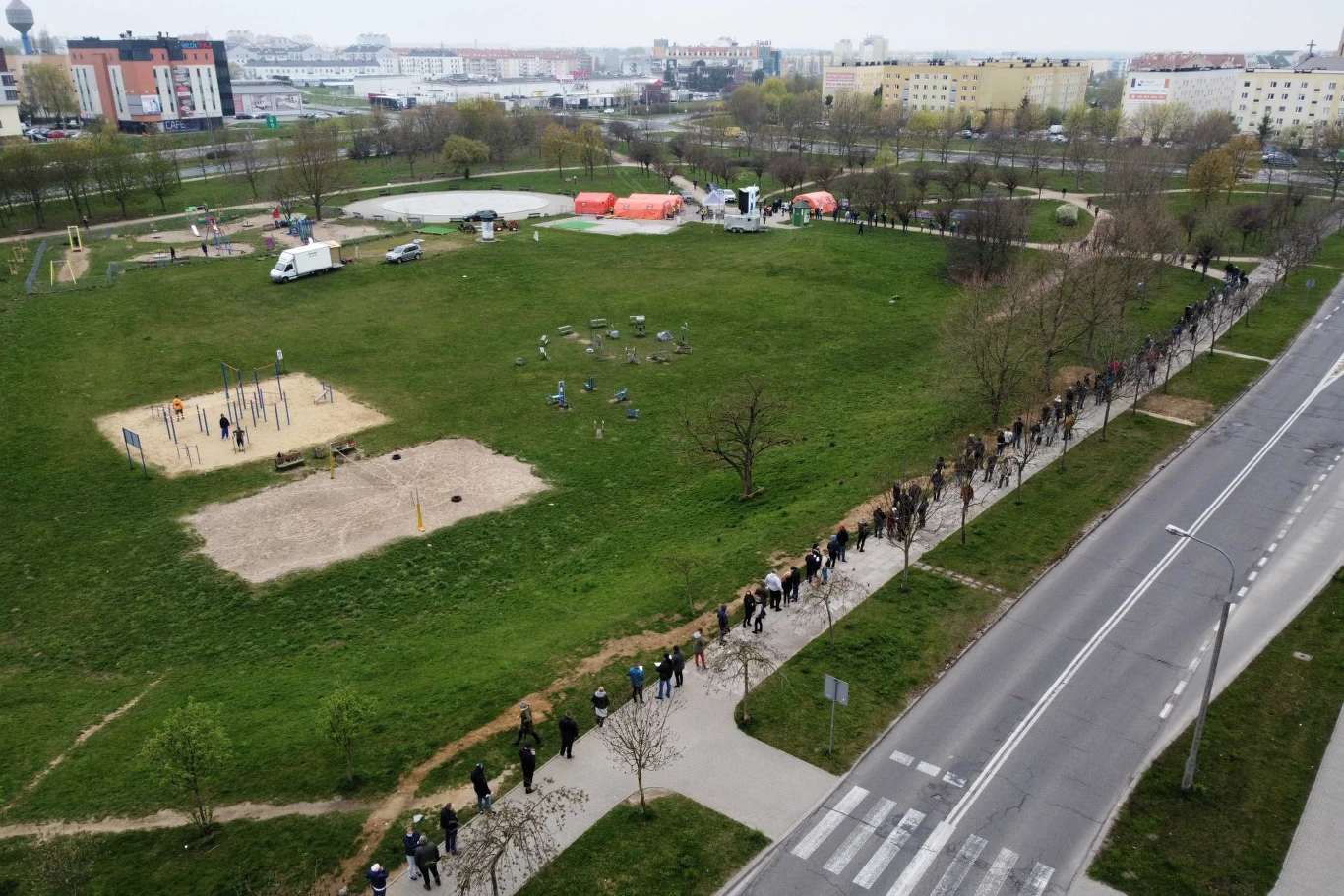 Podobnie sytuacja wyglądał w innych miastach Polski. Ogromnym zainteresowaniem mieszkańców cieszy się możliwość przyjęcia jednodawkowej szczepionki na COVID-19 w punkcie mobilnym w parku Górczyńskim w Gorzowie Wielkopolskim. 