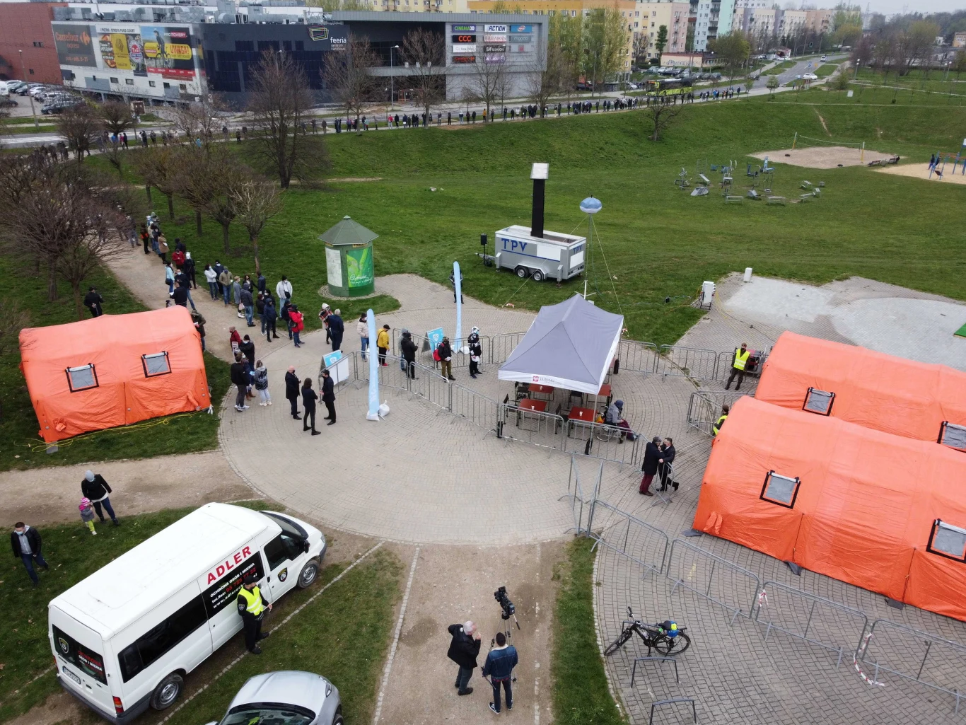 Punkt został otwarty w sobotę o godz. 10 i ma być czynny do godz. 18. Pierwsze osoby chętne do zaszczepienia się przyszły jednak już kilka godzin wcześniej i szybko utworzyła się długa kolejka.