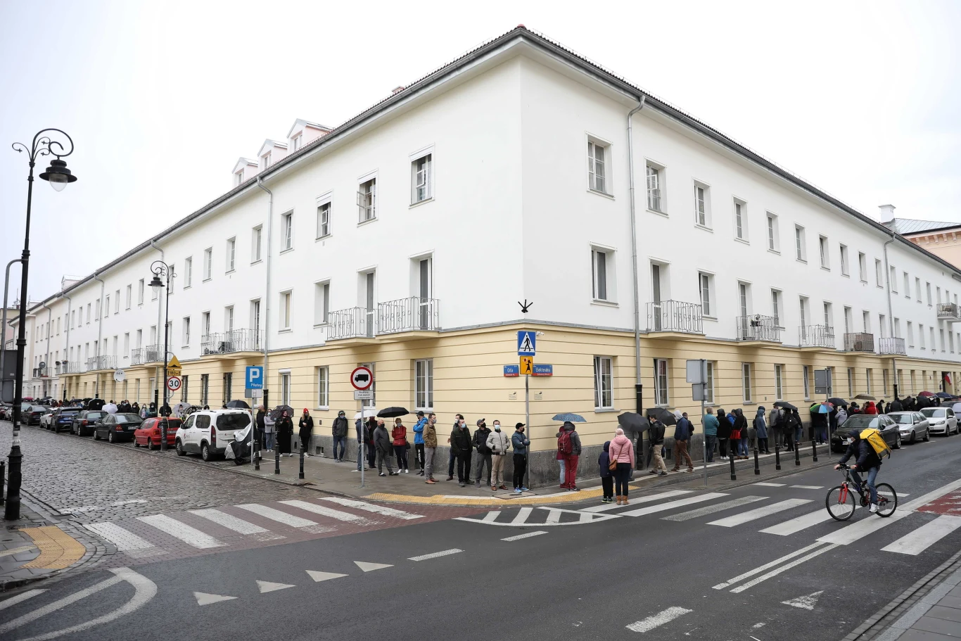 Setki warszawiaków ustawiły się w sobotę w kolejce do szczepień. Pacjenci otrzymają jednodawkową szczepionkę firmy Johnson & Johnson.