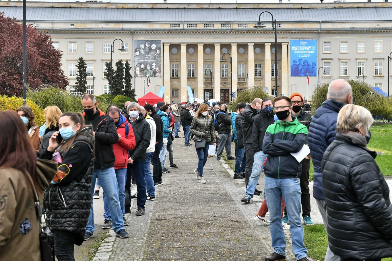 Długa kolejka do mobilnego punktu szczepień, w której stać trzeba nawet ponad dwie godziny, ustawiła się w sobotę także we Wrocławiu.