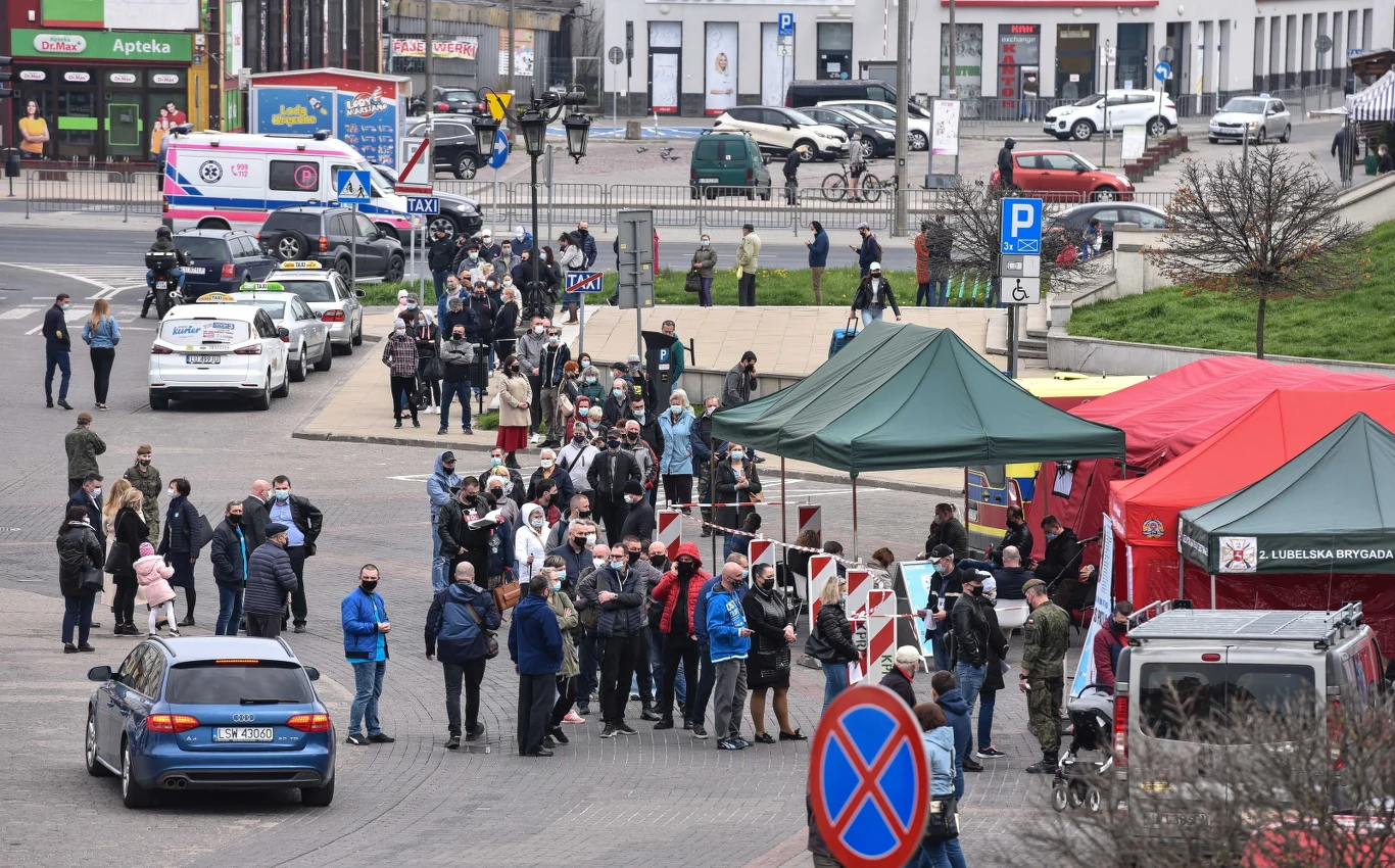 Dużą popularnością cieszy się też ounkt szczepień masowych przeciwko COVID-19 na pl. Zamkowym w Lublinie. Źródło: PAP