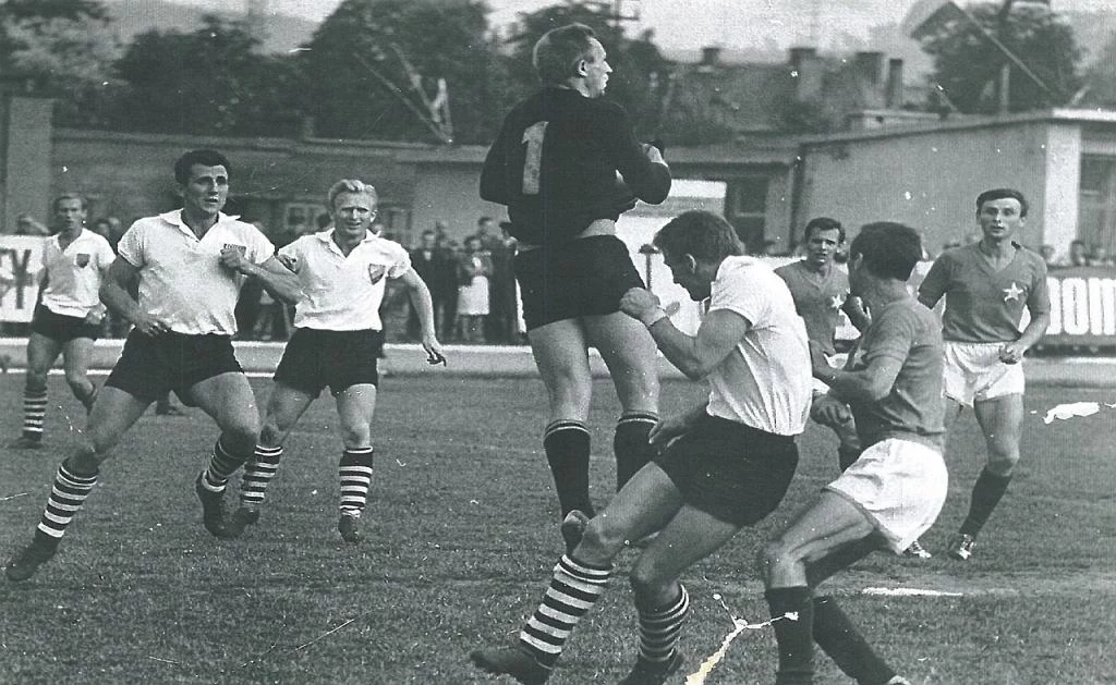 Wisła Kraków z Rakowem Częstochowa w finale Pucharu Polski w 1967 roku (archiwum Rakowa) Wisła Kraków z Rakowem Częstochowa w finale Pucharu Polski w 1967 roku (archiwum Rakowa)