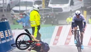 Geraint Thomas zaliczył upadek podczas zawodów (z lewej), Michael Woods pewnie dojechał do mety 