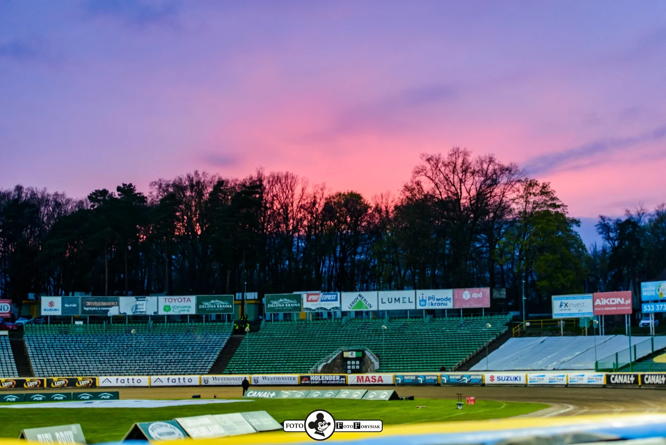 Zachód słońca nad stadionem w Zielonej Górze.