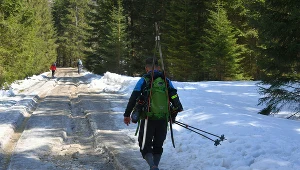 Turysta na szlaku w Tatrach