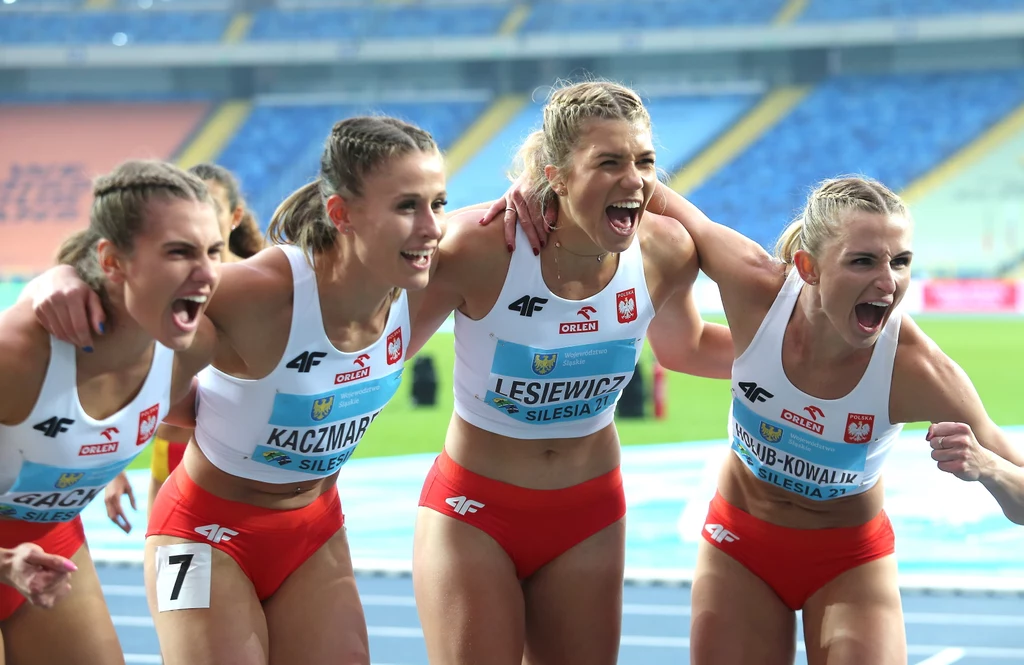 Kinga Gącka, Natalia Kaczmarek, Kornelia Lesiewicz i Małgorzata Hołub-Kowalik, cieszą się po biegu eliminacyjnym 4x400 m Kinga Gącka, Natalia Kaczmarek, Kornelia Lesiewicz i Małgorzata Hołub-Kowalik, cieszą się po biegu eliminacyjnym 4x400 m