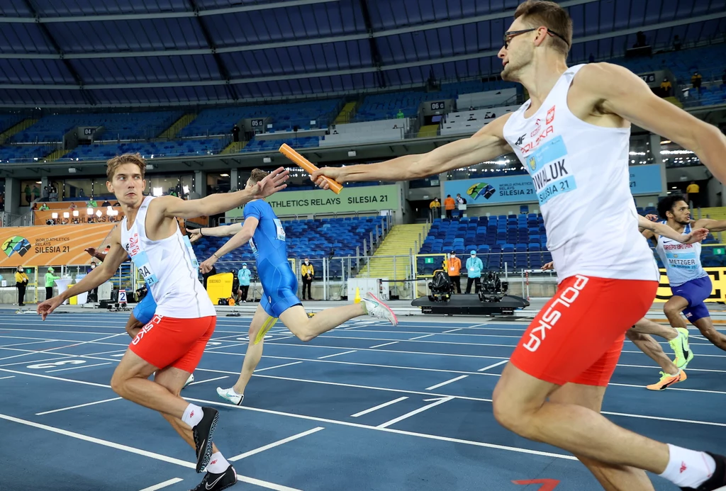 Polacy Dariusz Kowaluk (P) i Wiktor Suwara (L) w biegu eliminacyjnym 4x400 m Polacy Dariusz Kowaluk (P) i Wiktor Suwara (L) w biegu eliminacyjnym 4x400 m