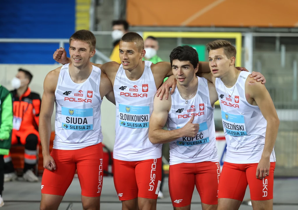 Polacy (od lewej): Mariusz Siuda, Przemysław Słowikowski, Dominik Kopeć i Adrian Brzeziński, pozują do zdjęcia po biegu eliminacyjnym 4x100 m Polacy (od lewej): Mariusz Siuda, Przemysław Słowikowski, Dominik Kopeć i Adrian Brzeziński, pozują do zdjęcia po biegu eliminacyjnym 4x100 m