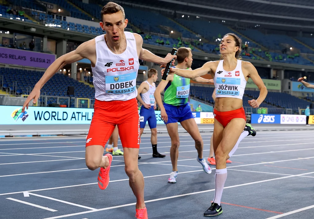 Polska sztafeta Patryk Dobek (L) i Joanna Jóźwik (P) w biegu eliminacyjnym 2x2x400 m Polska sztafeta Patryk Dobek (L) i Joanna Jóźwik (P) w biegu eliminacyjnym 2x2x400 m