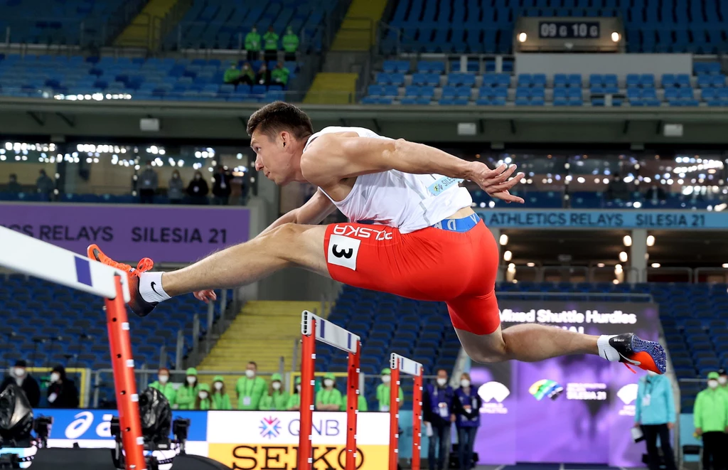 Polak Damian Czykier w biegu sztafety mieszanej przez płotki Polak Damian Czykier w biegu sztafety mieszanej przez płotki