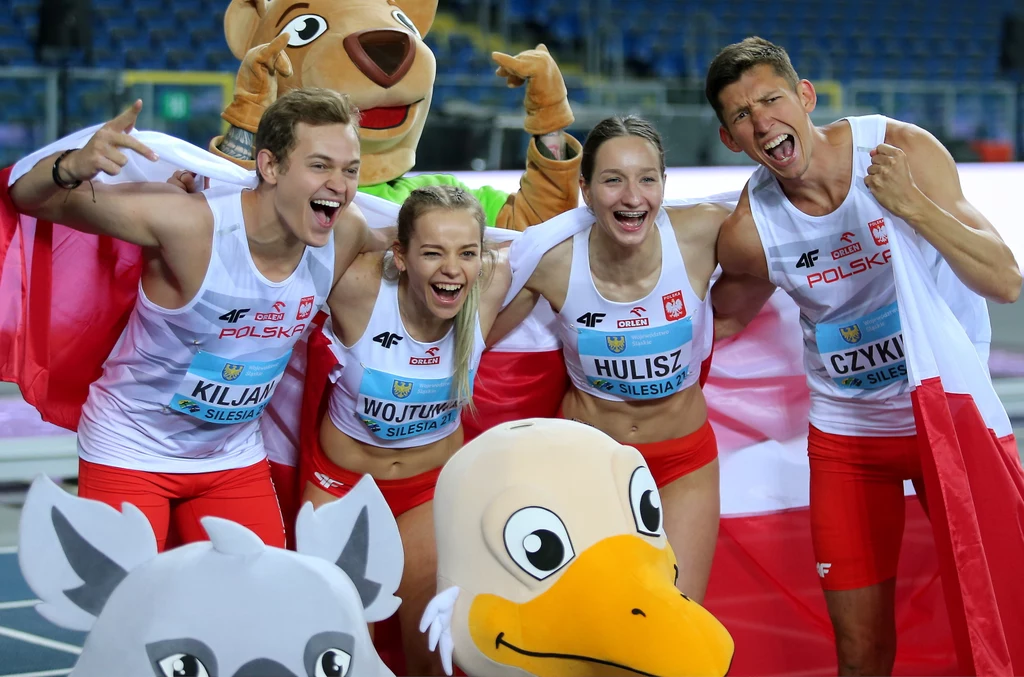 Polska płotkarska sztafeta mieszana (od lewej): Krzysztof Kiljan, Klaudia Wojtunik, Zuzanna Hulisz i Damian Czykier, cieszy się ze zwycięstwa podczas World Athletics Relays, nieoficjalnych MŚ w sztafetach Polska płotkarska sztafeta mieszana (od lewej): Krzysztof Kiljan, Klaudia Wojtunik, Zuzanna Hulisz i Damian Czykier, cieszy się ze zwycięstwa podczas World Athletics Relays, nieoficjalnych MŚ w sztafetach