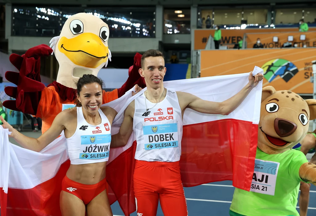 Polska sztafeta Patryk Dobek (C) i Joanna Jóźwik (L) cieszą się po biegu eliminacyjnym 2x2x400 m Polska sztafeta Patryk Dobek (C) i Joanna Jóźwik (L) cieszą się po biegu eliminacyjnym 2x2x400 m