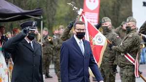 Premier Mateusz Morawiecki podczas uroczystości na Skwerze 100-lecia Powstań Śląskich w Parku Śląskim w Chorzowie