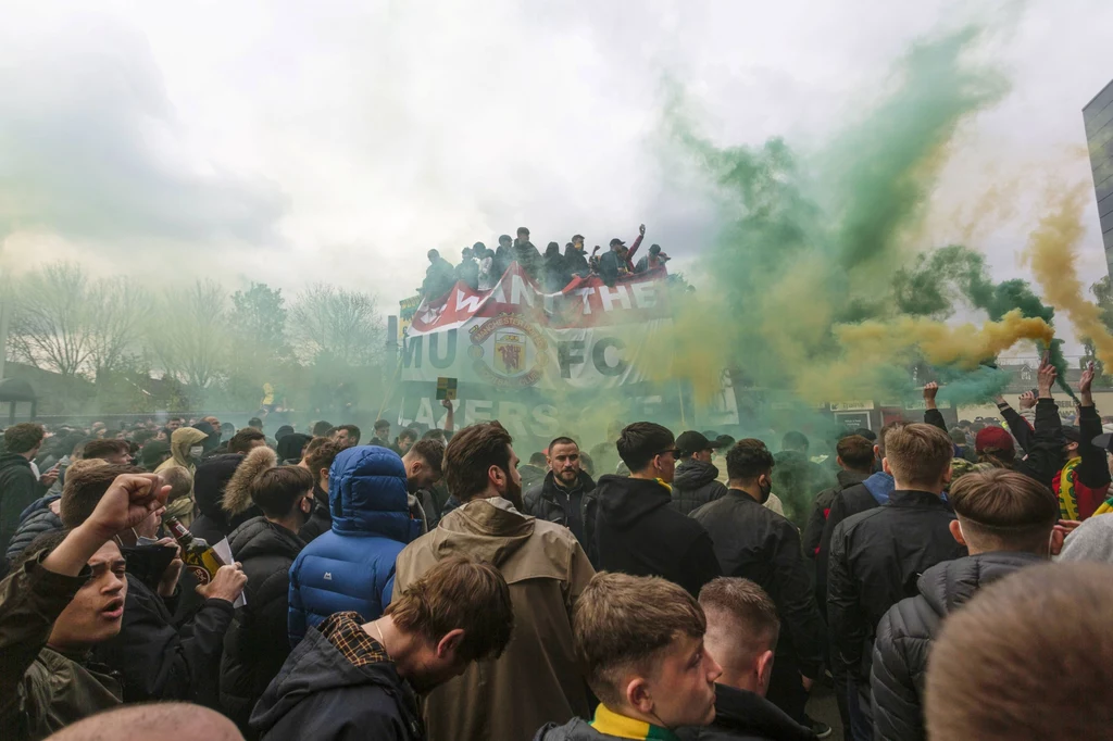 Kibice Manchesteru United pod stadionem Old Trafford Kibice Manchesteru United pod stadionem Old Trafford