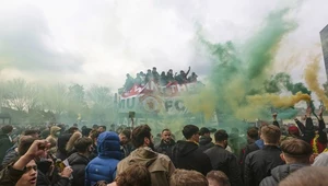 Kibice Manchesteru United pod stadionem Old Trafford