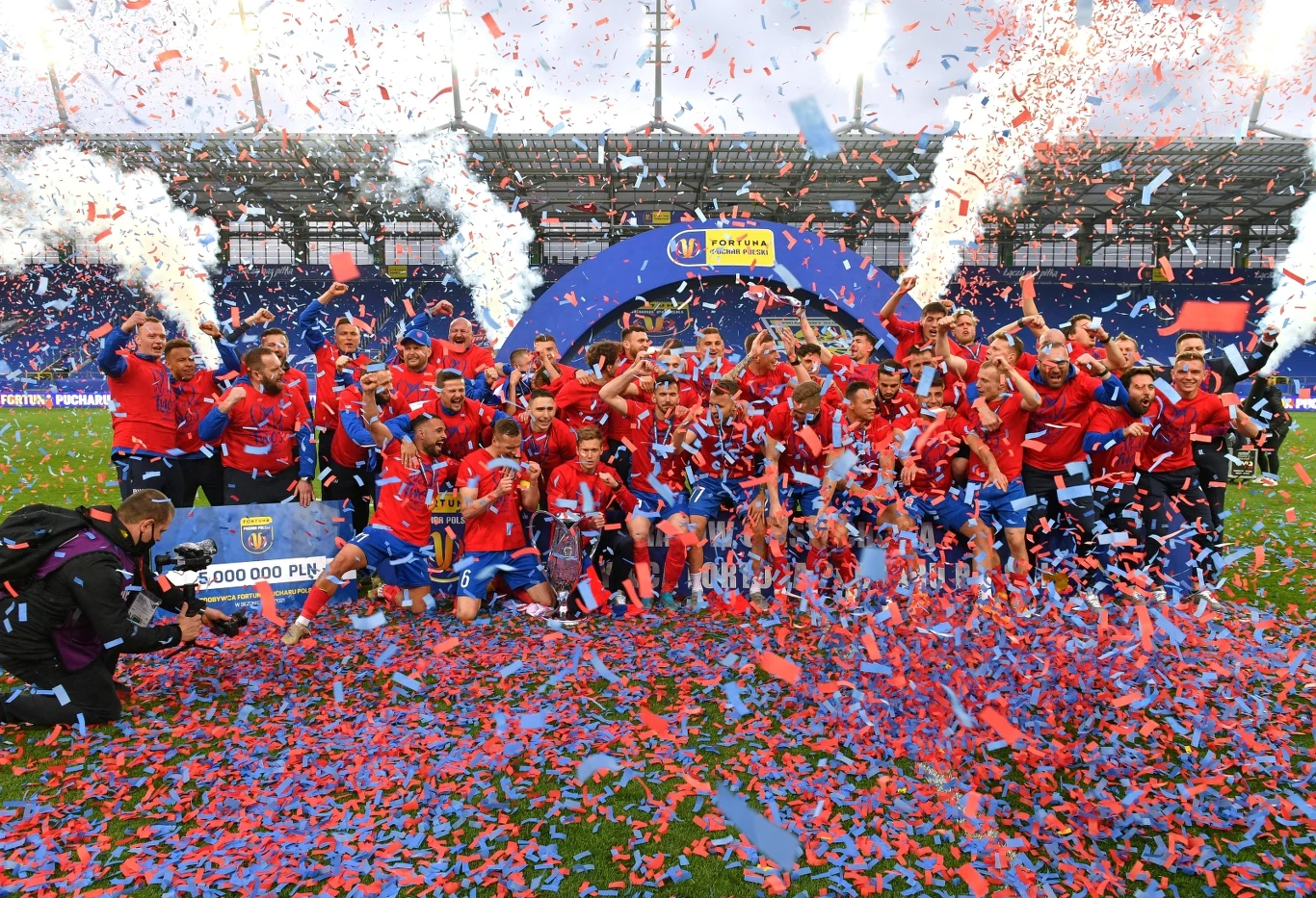 Wygrana Arki Gdynia w finale Pucharu Polski zamknęłaby w zasadzie rywalizację o europejskie puchary. Triumf Rakowa Częstochowa sprawia, że teraz niemal pół polskiej Ekstraklasy ma w ostatnich dwóch kolejkach o co walczyć - o czwarte miejsce, które premiowane będzie grą w Lidze Konferencji.