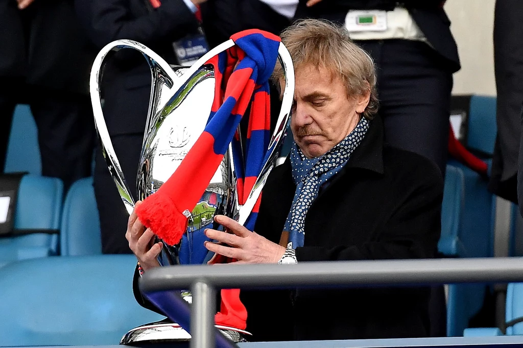 Prezes PZPN Zbigniew Boniek wręcza trofeum za zwycięstwo w Fortuna Pucharze Polski Prezes PZPN Zbigniew Boniek wręcza trofeum za zwycięstwo w Fortuna Pucharze Polski
