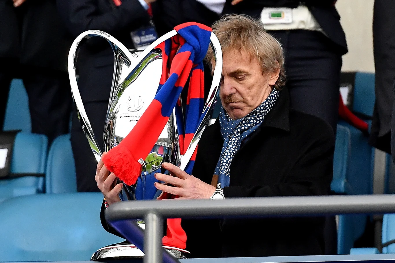 Selekcjoner Paulo Sousa tuż za Zbigniewem Bońkiem, a za nimi prawdopodobny następca prezesa PZPN-u Cezary Kulesza nie nudzili się na Arenie Lublin. Boniek wręczył zwycięskiej drużynie okazałe trofeum.