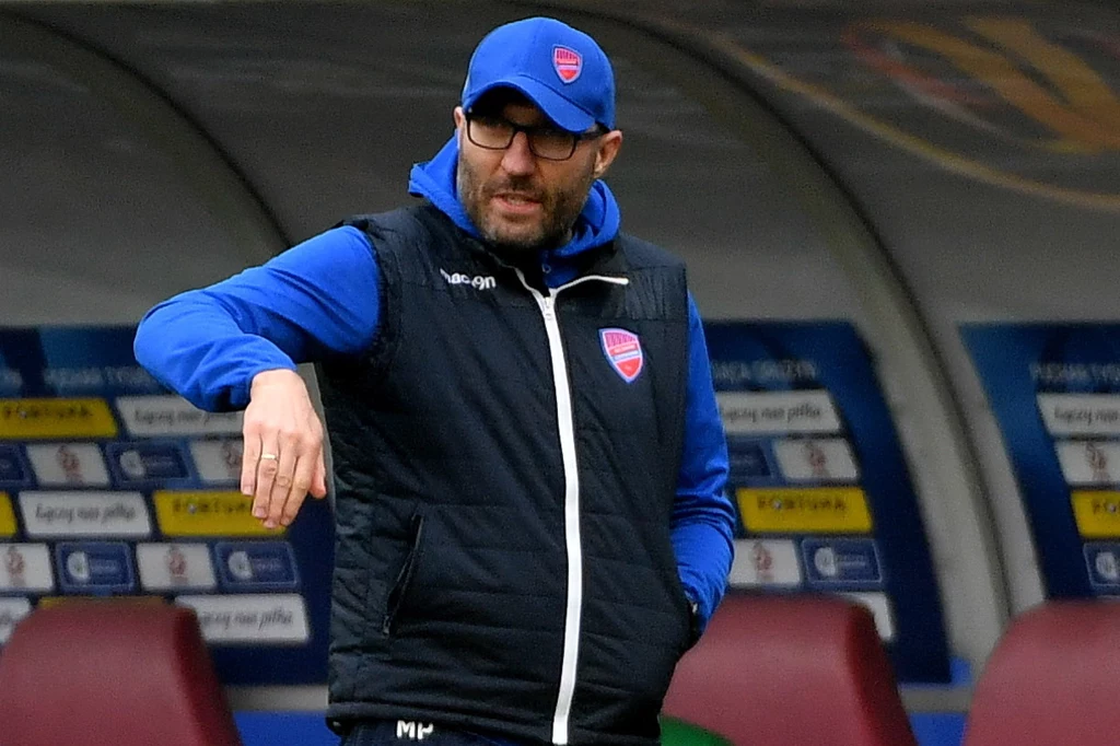 Trener zwycięskiej ekipy Marek Papszun w końcówce wyjął asa z rękawa – Davida Tijanicia, który wypracował bramę na 1-1 i strzelił zwycięską. Trener zwycięskiej ekipy Marek Papszun w końcówce wyjął asa z rękawa – Davida Tijanicia, który wypracował bramę na 1-1 i strzelił zwycięską.