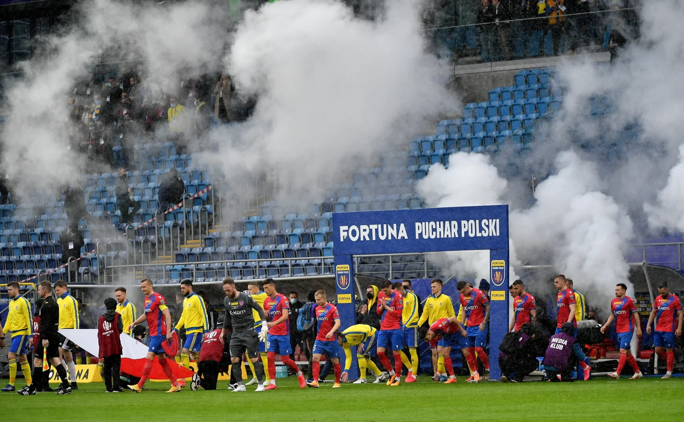 Mecz prowadził sędzia Paweł Gil, obyło się bez większych kontrowersji dotyczących arbitra. Po spotkaniu cieszyli się piłkarze Rakowa i "młyn" ich kibiców, który dotarł na Arenę Lublin dopiero po 60 minutach gry. 