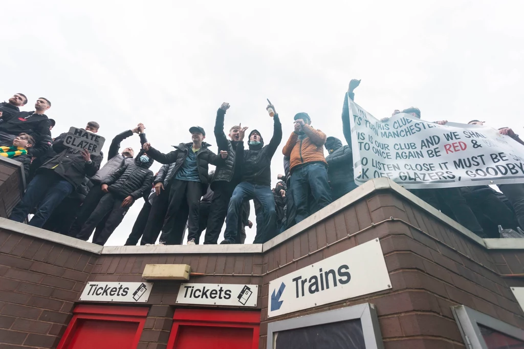 Kibice Manchesteru United podczas protestów Kibice Manchesteru United podczas protestów