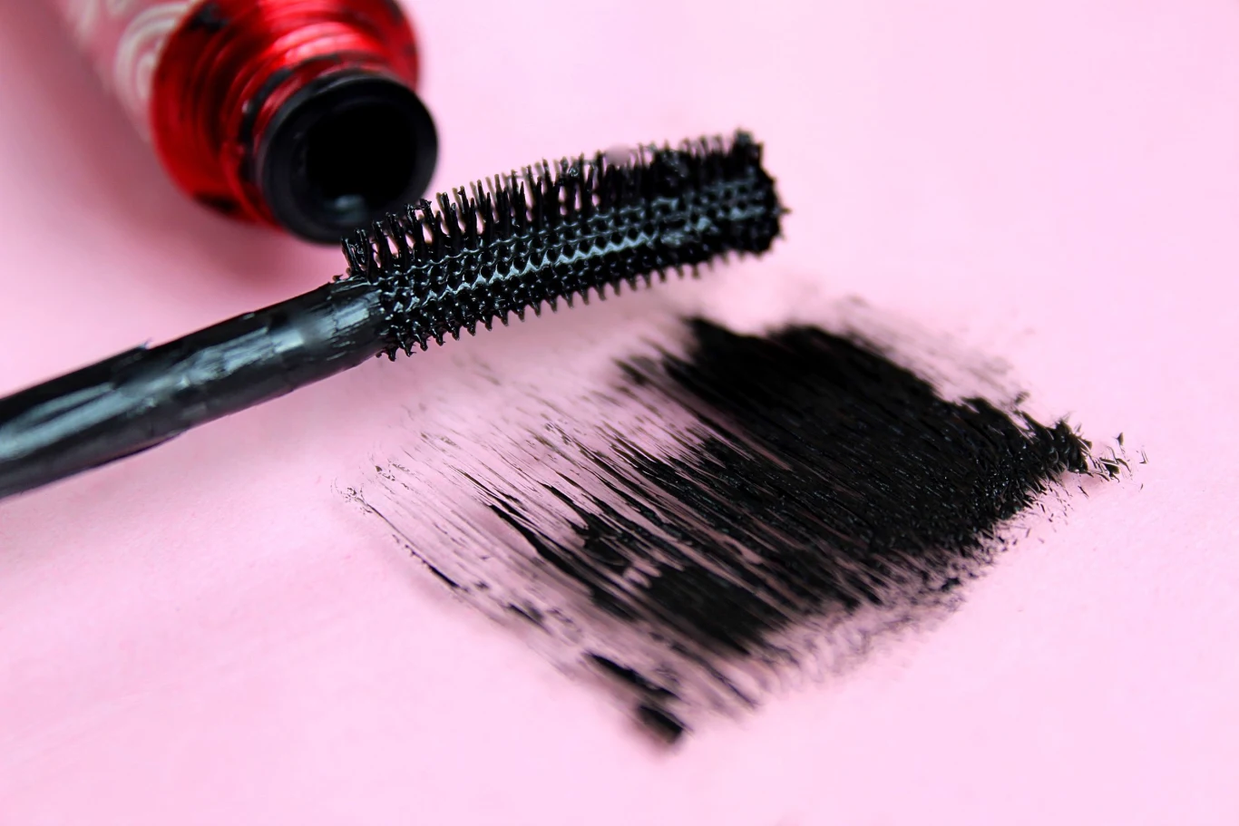 Zaschnięty tusz do rzęs jeszcze można uratować. Wystarczy sięgnąć po krople do oczu bądź sól fizjologiczną. 