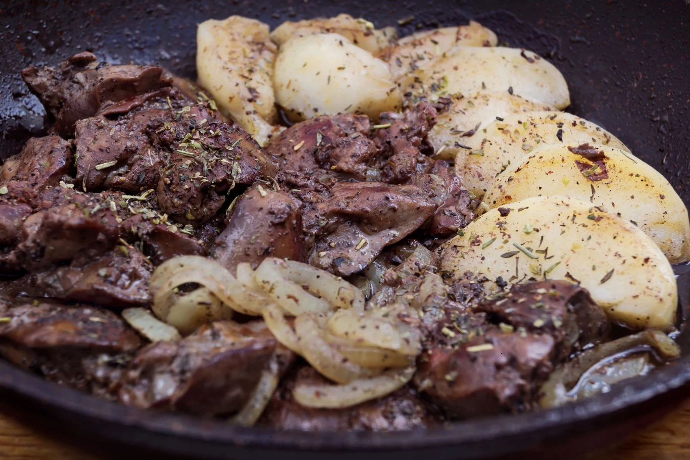 Wątróbka jest bogatym źródłem żelaza. 