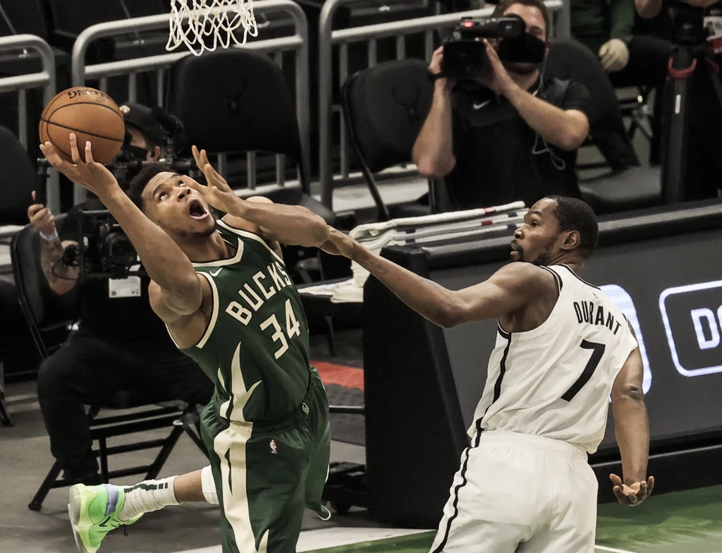 Giannis Antetokounmpo (z lewej) Giannis Antetokounmpo (z lewej)
