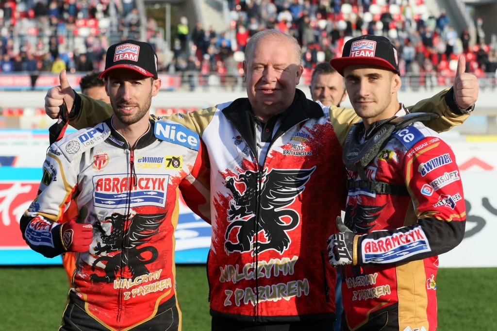 Jerzy Kanclerz (w środku) Jerzy Kanclerz (w środku)