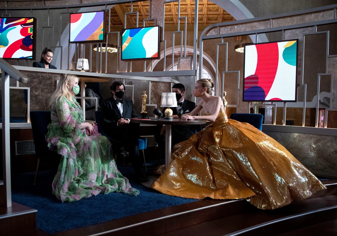 Emerald Fennell i Carey Mulligan na rozdaniu Oscarów 2021
