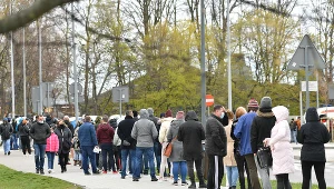 Kolejka do punktu szczepień powszechnych przeciwko COVID-19 w Gdyni 