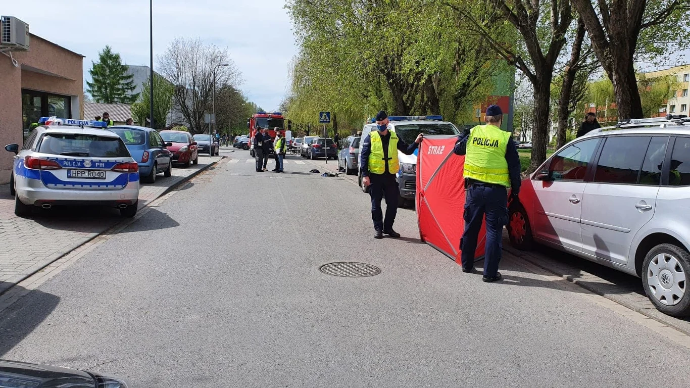 Dzisiaj około godziny 8.00 rano policjanci z ogniwa patrolowo-interwencyjnego zostali skierowani na interwencję w okolicę stacji benzynowej, gdzie według zgłoszenia, przebrany za policjanta mężczyzna prawdopodobnie jest pijany lub pod wpływem innych środków odurzających i może poruszać się samochodem marki Renault. 