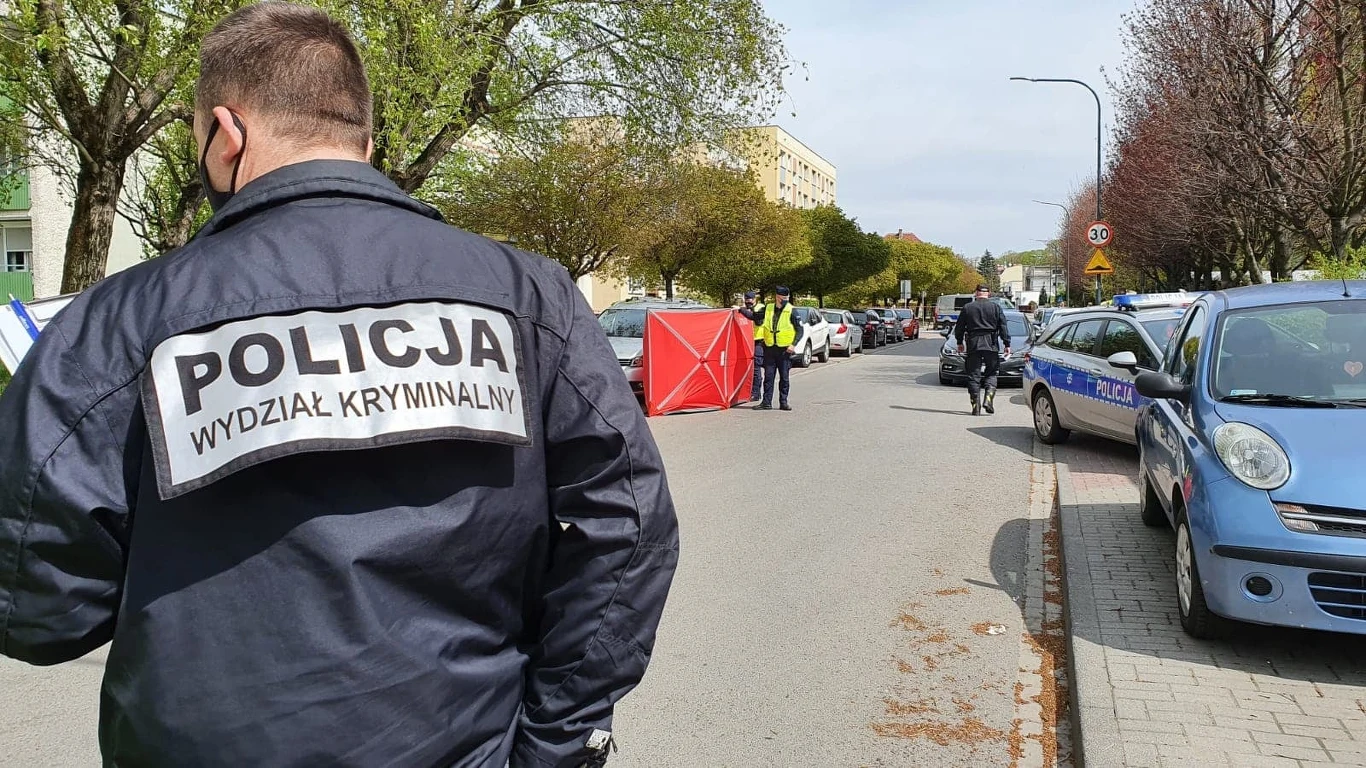 Podczas czynności 40-latek wyciągnął broń i postrzelił policjanta. Niestety mimo reanimacji 43-letniego funkcjonariusza nie udało się uratować. Sprawca został zatrzymany i z raną postrzałową uda trafił do szpitala.