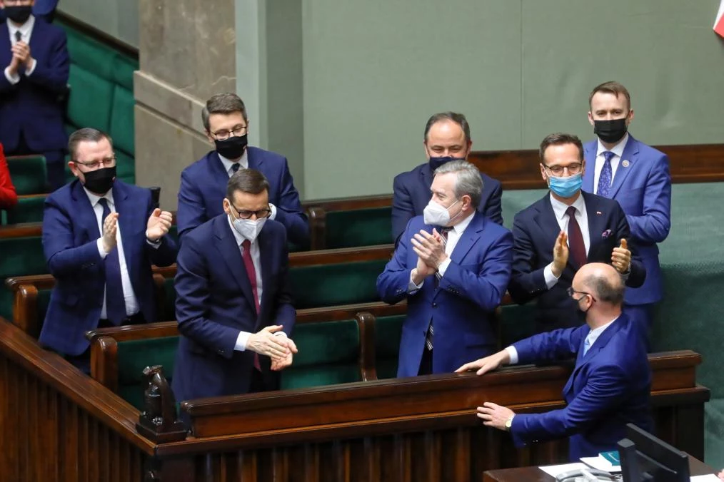 Członkowie rządu w Sejmie po głosowaniu nad ratyfikacją Funduszu Odbudowy Członkowie rządu w Sejmie po głosowaniu nad ratyfikacją Funduszu Odbudowy