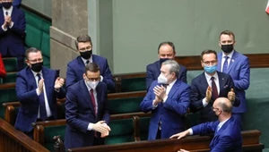 Członkowie rządu w Sejmie po głosowaniu nad ratyfikacją Funduszu Odbudowy
