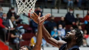 Alex Poythress (w czarnym stroju) w starciu z Brandon Davies