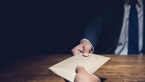 Demokracja ma bezwzględnego wroga. Eksperci podpowiadają, jak z nim walczyć