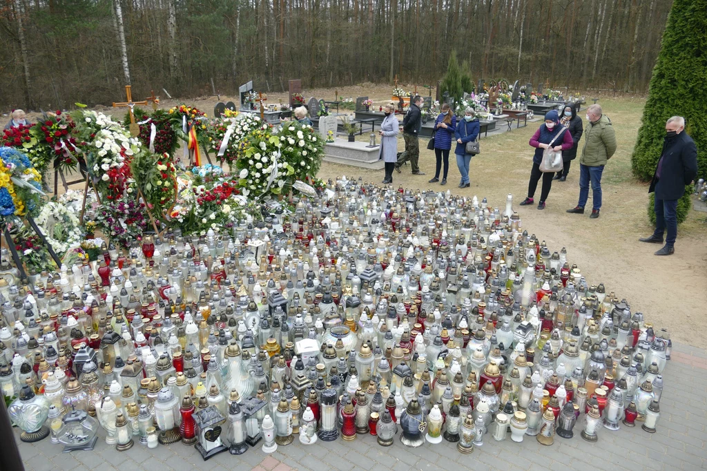 Dziś grób wokalisty, trzy tygodnie po jego śmierci, jest tłumnie odwiedzany, a kwiatów oraz zniczy wciąż przybywa. Dziś grób wokalisty, trzy tygodnie po jego śmierci, jest tłumnie odwiedzany, a kwiatów oraz zniczy wciąż przybywa.