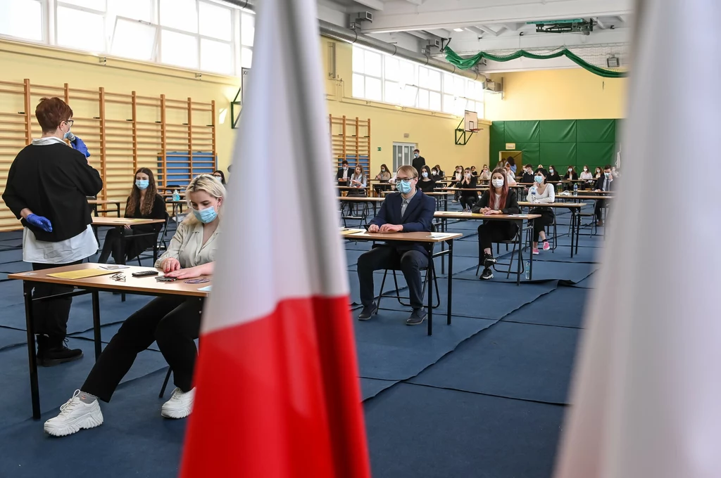Uczniowie ostatnich klas szkół średnich zdają egzamin dojrzałości Uczniowie ostatnich klas szkół średnich zdają egzamin dojrzałości