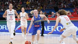  Klara Lundquist (przy piłce) w akcji