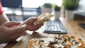 Aż 44 proc. Polaków przytyło na pracy zdalnej