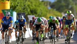 Sam Bennett (pierwszy z lewej) na mecie