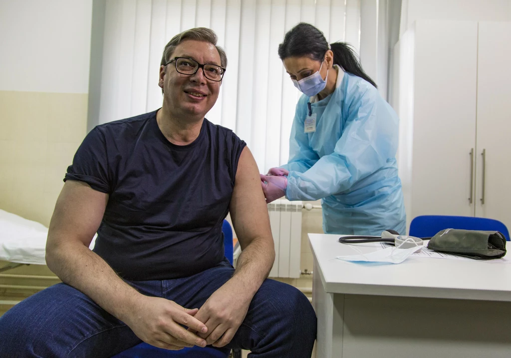 Prezydent Serbii Aleksandar Vuczić przyjął chińską szczepionkę Sinopharm Prezydent Serbii Aleksandar Vuczić przyjął chińską szczepionkę Sinopharm