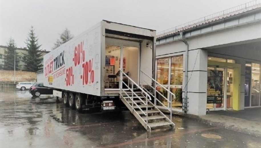 Outlet Biedronka pod sklepem sieci Mobilny outlet sieci Biedronka