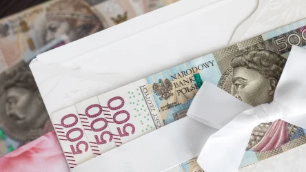 Ile włożyć do koperty na wesele? Ekspertka od etykiety podaje konkretną odpowiedź