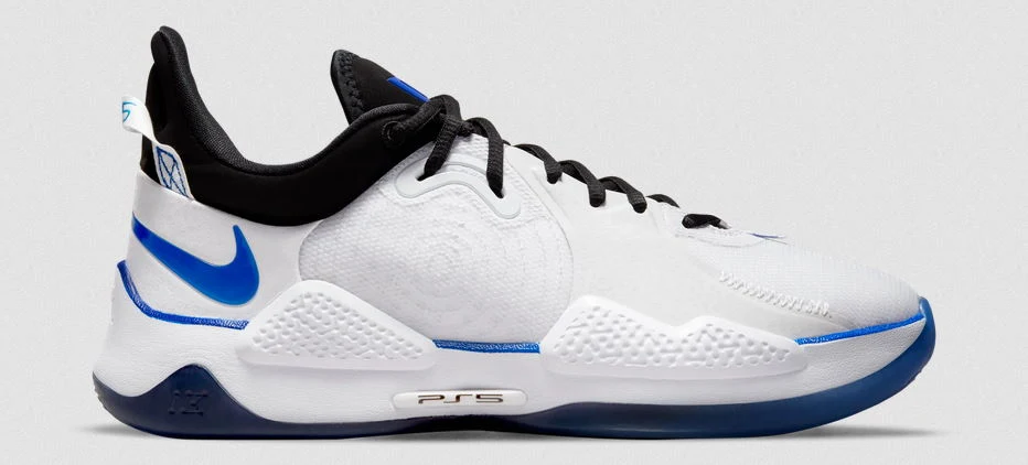 To nie pierwszy raz, kiedy Sony i Nike wypuszczają buty inspirowane PlayStation. Około dwóch lat temu do sprzedaży trafił model Nike PG2.5, którego wygląd był inspirowany oryginalnym PSX-em. Firmy stworzyły też wspólnie Nike PG2, które wzorowano na konsoli PlayStation 4. To nie pierwszy raz, kiedy Sony i Nike wypuszczają buty inspirowane PlayStation. Około dwóch lat temu do sprzedaży trafił model Nike PG2.5, którego wygląd był inspirowany oryginalnym PSX-em. Firmy stworzyły też wspólnie Nike PG2, które wzorowano na konsoli PlayStation 4.