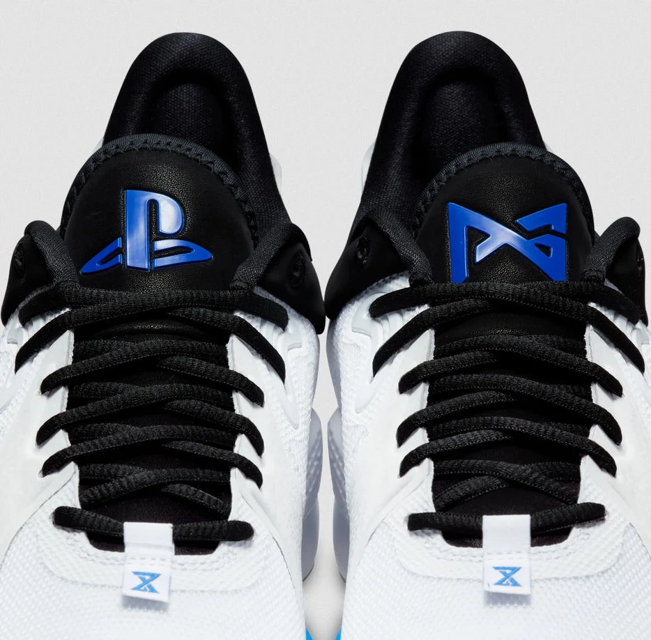 Buty stworzone przy współpracy Sony i Nike trafią do sprzedaży 14 maja bieżącego roku, wyłącznie w wybranych regionach. 27 maja odbędzie się premiera w Ameryce Północnej. Nie wiadomo, czy gdziekolwiek w Polsce będzie je można kupić. Buty stworzone przy współpracy Sony i Nike trafią do sprzedaży 14 maja bieżącego roku, wyłącznie w wybranych regionach. 27 maja odbędzie się premiera w Ameryce Północnej. Nie wiadomo, czy gdziekolwiek w Polsce będzie je można kupić.