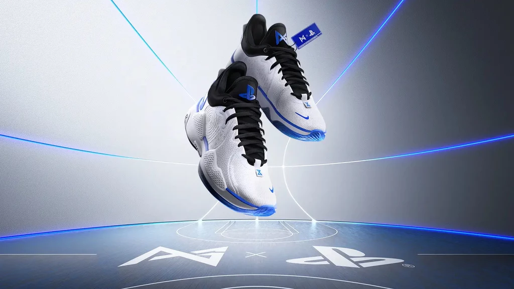 To produkt, obok którego żaden miłośnik gier wideo nie powinien przejść obojętnie. Sony połączyło siły z Nike oraz koszykarzem Paulem George'em, aby stworzyć buty inspirowane PlayStation 5. W pracach nad ich wyglądem wziął udział także projektant konsoli, Yujin Morsawa. To produkt, obok którego żaden miłośnik gier wideo nie powinien przejść obojętnie. Sony połączyło siły z Nike oraz koszykarzem Paulem George'em, aby stworzyć buty inspirowane PlayStation 5. W pracach nad ich wyglądem wziął udział także projektant konsoli, Yujin Morsawa.